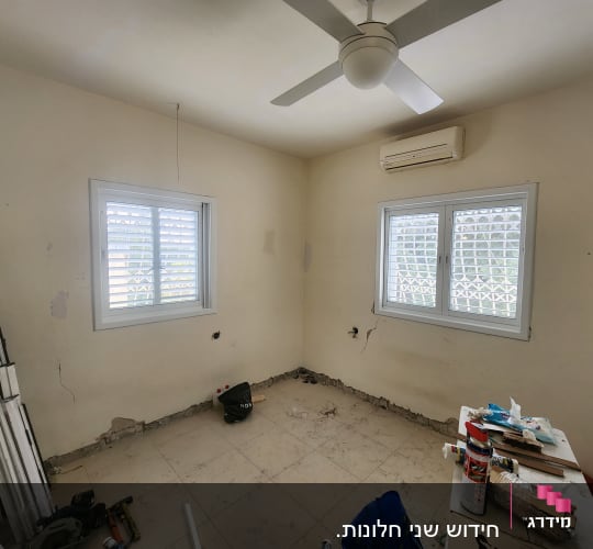 חלונות עם מסגרות אלומיניום בחדר ריק